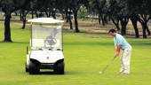 DEPORTE. Un jugador de golf, en las instalaciones linarenses de La Garza, el único que hay en la provincia.