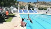 PÚBLICA. Bañistas en la piscina del Tomillo, ayer, a primera hora.