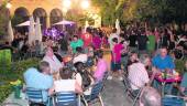 A TOPE. Imagen de archivo de los típicos veladores de la Plaza Deán Mazas, durante uno de los conciertos que se organizan en verano.