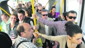 MAYO DE 2011. Ciudadanos en uno de los viajes del tranvía, durante la fase de pruebas del nuevo medio de transporte. 