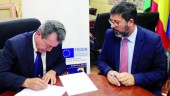 PARA LOS VECINOS. El alcalde de la ciudad, Juan Fernández, y el responsable de la empresa, Daniel Fernández, firman el contrato.