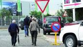 ACCESO. Los visitantes a Expoliva aparcaron “en cualquier lado” en el polígono industrial.