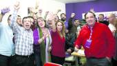 FUERZA. Mercedes Barranco y Trinidad Ortega, con simpatizantes y militantes de Podemos.