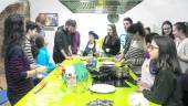 JUVENTUD. Tomasa Poisón Almagro junto a los alumnos inscritos en el curso de cocina para jóvenes. 