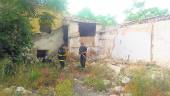 ENTRE RESIDUOS. Dos bomberos trabajan en el inmueble después de extinguir las llamas.