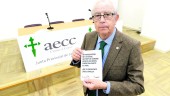 CONCIENCIACIÓN. Marcelino Medina, el presidente de la AECC en Jaén, con el folleto de la campaña.