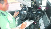 VIGILANCIA. Un agente de la Guardia Civil maneja un radar móvil en uno de los controles de velocidad efectuados en la provincia.