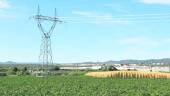 ELECTRICIDAD. Torre de alta tensión y, a la derecha, Marmolejo. 