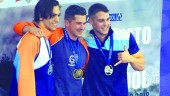 ÉXITO. Sergio Ortega, en el centro, posa con Gonzalo Barbero y Mario Navea, después de lograr el oro en 50 braza.