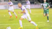 ENCUENTRO. Sergio Molina conduce el balón en el partido con el Atlético Mancha Real.
