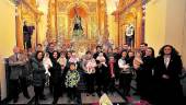 DEVOCIÓN. Foto de familia de los cofrades menores presentados, con el hermano mayor.