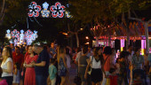 diversión. Vecinos y visitantes pasean en una anterior edición de la Feria de San Pedro y San Pablo.
