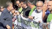 HOSPITAL. Chicote charla con miembros de la Plataforma por la Sanidad Pública de Jaén durante la grabación.