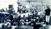 12/12/1987. Entierro de las víctimas tosirianas del atentado de Zaragoza. Junto a estas líneas, el hermano y tío de estas, Francisco José Alcaraz Martos. 