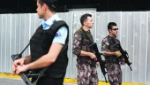 SEGURIDAD. Policías y miembros del ejército turco, armados, en una calle de Estambul. 