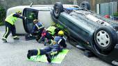 SIMULACRO. Cuatro bomberos realizan un exhibición sobre cómo sacar a una persona atrapada en un coche.