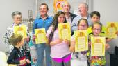 PREMIADOS. Lectores con mayor participación lectora del último año, junto al concejal Juan Lucas García. 