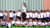 APERTURA. La Reina Letizia junto a los alumnos del centro escolar de Almería.