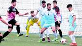 ACCIÓN. Sacaba y Tetis controlan el balón rodeados por jugadores del Loja.