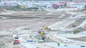 TRABAJOS. Obreros y maquinaria en la construcción del centro comercial Jaén Plaza. 