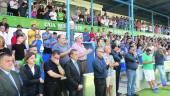 emoción. La familia de Fran Carles sigue desde el palco el homenaje a Fran Carles en el Estadio de Linarejos. 