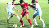 ACCIÓN. Jugadores celestes bloquean a uno del Almería B en el partido de la primera vuelta. 