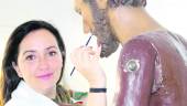 MIMO. Raquel Fuentes trabajando en el “Cirineo”, obra de mediados del siglo XX del imaginero Espinosa Cuadros. 