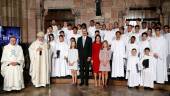 VIAJE. La familia real asiste a Covadonga y posa con el miembros eclesiásticos en la Basílica de Santa María.