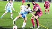 JUGADA. Juan Ángel observa cómo Facu defiende el balón ante un jugador del CD Rincón.