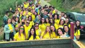 CONVIVENCIA. Arriba, los jóvenes, en su recorrido hacia la aldea de Belmez. Abajo, juegos populares con los que se abrieron las fiestas.