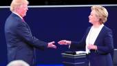 El candidato republicano, Donald Trump, y la demócrata, Hillary Clinton, en el debate. 
