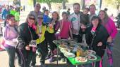 SARDINADA. Los participantes de la carrera y de la marcha reponen fuerzas en familia.