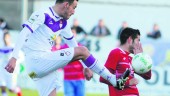 CONTUNDENCIA. Marion Ramón despeja el balón ante la presencia de un futbolista de La Roda.