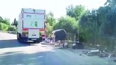PUENTE DE LA SIERRA. Captura del vídeo en el que se observa un camión de recogida y basura en el suelo, junto a los apartamentos de La Trucha. 
