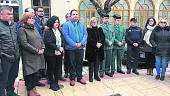 SILENCIO. Moral, Torres, Molina, Parra y varios miembros del equipo de Gobierno participan en el minuto de silencio.