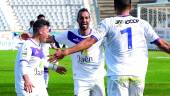 ÉXITO. David Ordóñez y Trujillo celebran uno de los tres goles marcados por Santi Villa.