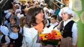 saludo. Yolanda Caballero recibe un ramo de flores de alumnos. 