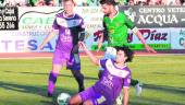 LUCHA. José Adrián Ruiz observa como su compañero Víctor Andrés está caído en el césped del estadio Romero Cuerda.