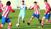 DOMINIO. El celeste Jesús Cuevas controla el esférico con la presión de los jugadores del Ciudad de Torredonjimeno.