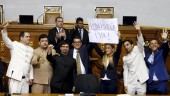 opositores. Los miembros de la oposición venezolana muestran una pancarta durante la sesión asamblearia de ayer.