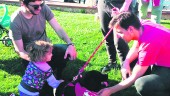 SENSIBILIZACIÓN. Un grupo de jiennenses con un perro, en el parque del Bulevar, en una imagen de archivo.