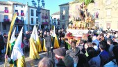 PASIÓN. Los nazarenos acompañan a la imagen del Borriquillo en su paso por las calles de Úbeda.
