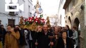 MASIVA ASISTENCIA. Vecinos de todas las edades “sirven al santo” en una popular tradición que llena las calles de la localidad cada 31 de diciembre, como se aprecia en la fotografía.