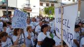 PROTESTA. Huesenses con camisetas y pancartas reivindicativas de la medida de gracia.