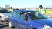 PRUEBA. Guardias Civiles realizan a conductores el test de alcoholemia, en una carretera. 