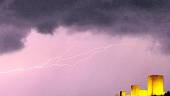 TORMENTA. El Castillo de Santa Catalina luce ante un cielo iluminado ante el resplandor de un relámpago