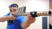 ARTESANAL. Alejandro C. M., el “youtuber” de las armas, muestra como se dispara un fusil en uno de sus vídeos. 
