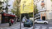 MEDIDAS. Un cartel amarillo informa a los conductores de las direcciones posibles en la confluencia entre Arquitecto Berges y la calle Castilla, donde se ha invertido el sentido de la circulación. (Agustín Muñoz)