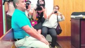 EXPECTACIÓN. Alejandro C. M., en el banquillo de los acusados, mientras es fotografiado por los medios. 