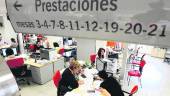 ARCHIVO. Jiennenses reciben atención en el departamento público de empleo.